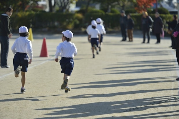 【失敗】小1のマラソン大会で“やってしまいました”→朝の送り出しで冗談を言った母の後悔