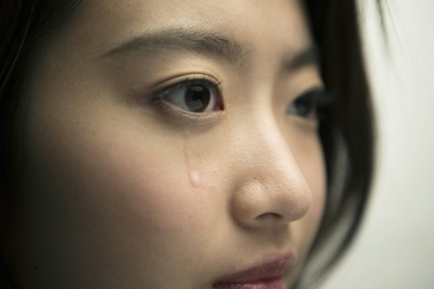 女性　涙　日本人