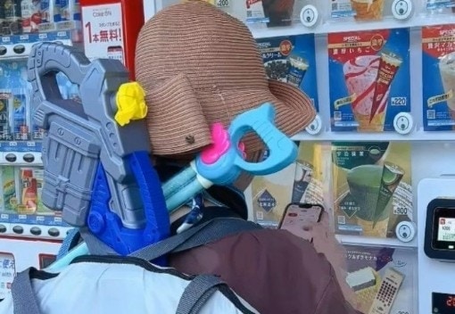 【休日の戦士】自販機前に立つ母の背中→愛あふれる姿に11万いいね「頭が下がります」「報酬は何？」