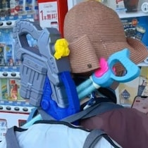 【休日の戦士】自販機前に立つ母の背中→愛あふれる姿に11万いいね「頭が下がります」「報酬は何？」