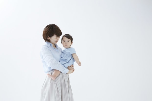 女性　日本人　ほほえむ　