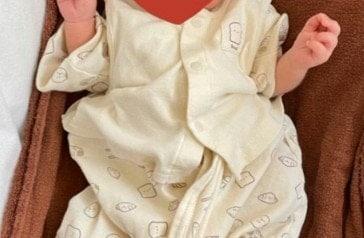 【奇跡の1枚】生後19日で“ピースサイン”赤ちゃんに3.1万いいね「癒やされました」「額縁入れて」