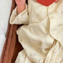 【奇跡の1枚】生後19日で“ピースサイン”赤ちゃんに3.1万いいね「癒やされました」「額縁入れて」