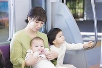 電車でキョロキョロする赤ちゃん→目が合った乗客たちの「平和すぎる反応」に8千いいね「やさしい世界」