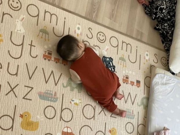 三つ子ちゃんなのに【シンクロ率0％】→個性全開の寝姿に6万いいね「かわいい」「尊い」