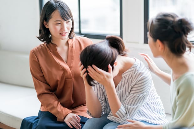 女性　姉妹　相談