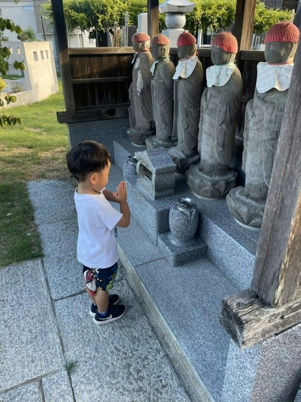 【愛がすごい】3歳児がお地蔵さんに願う“切実なお願い”→全パパが涙腺崩壊「優しい」「尊い」