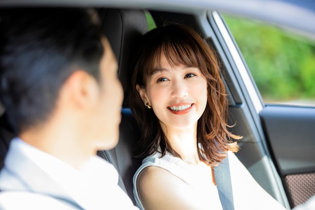 車内　男女