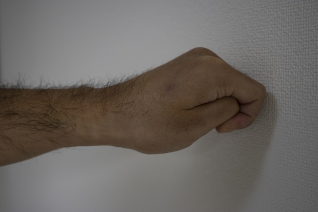 八つ当たり　壁