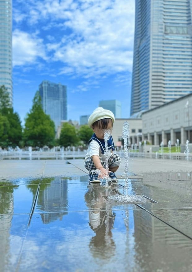 「怖いもの知らず」1歳児を撮影した【奇跡の1枚】→勇敢な姿に8千いいね「大物になる」「芸術点高い」
