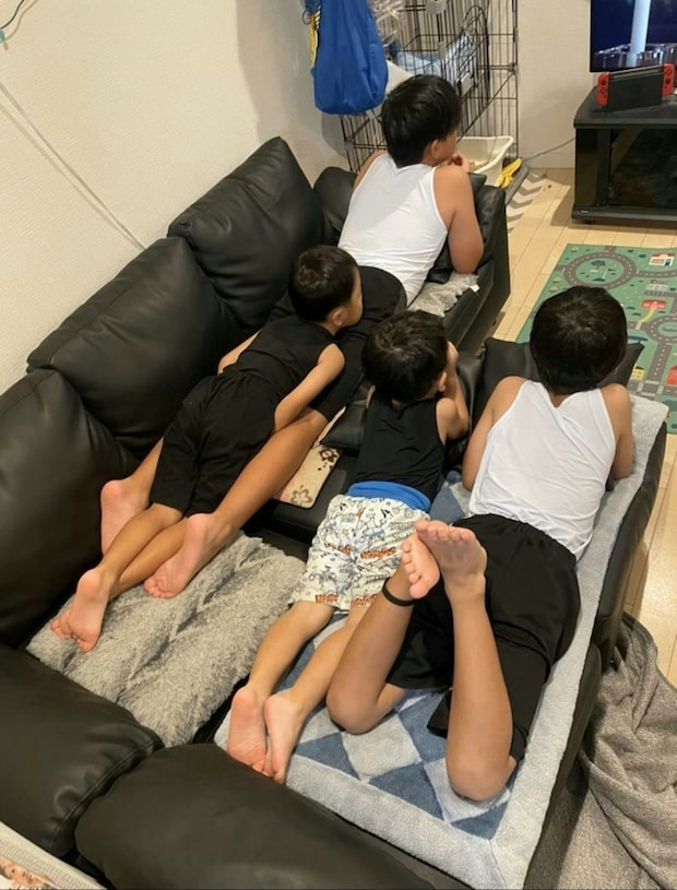 【ほっこり】怖い番組を見るとき→4兄弟のフォーメーションに22万いいね「仲良し」「三男怖がりさん？」