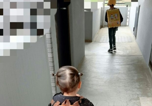 「かわいすぎて声出た…」兄を追う2歳児→“尊い登園ショット”に13万いいね「かわいい」「仲良し兄妹」