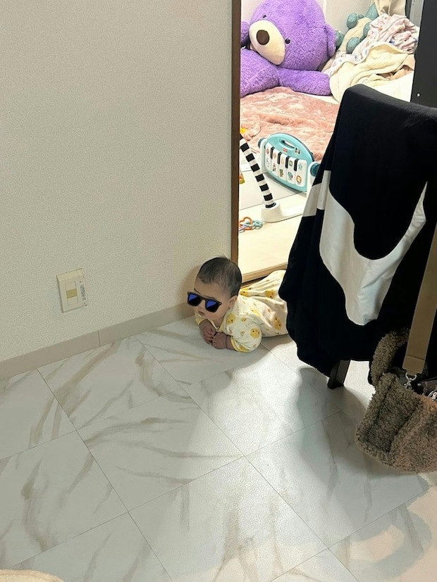 「ズズッ…ハァ…ペタ…」背後から聞こえる謎の音の正体がかわいすぎて5万いいね「べビーホラー」