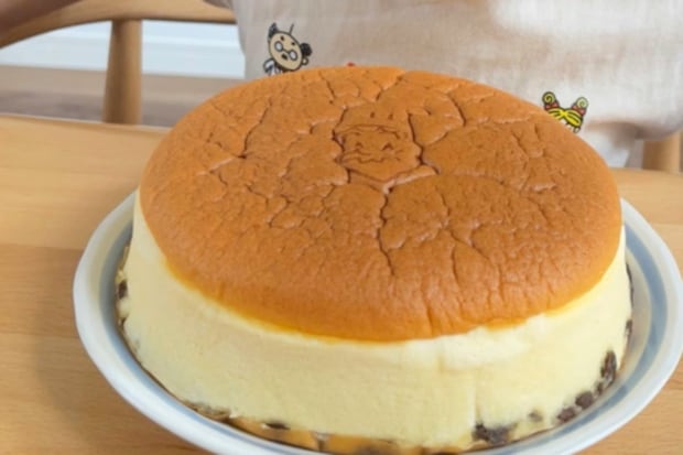 かわいすぎ注意！チーズケーキを前に耐える“2歳児の全力の我慢”に8900いいね