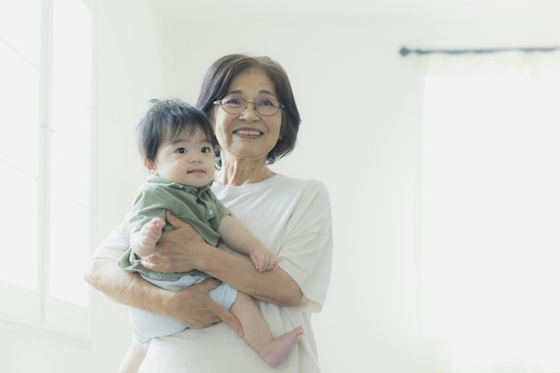 浴室から出ると響く叫び声。寝返りする孫をソファに放置、義母の「寝ていたから」にゾッとした