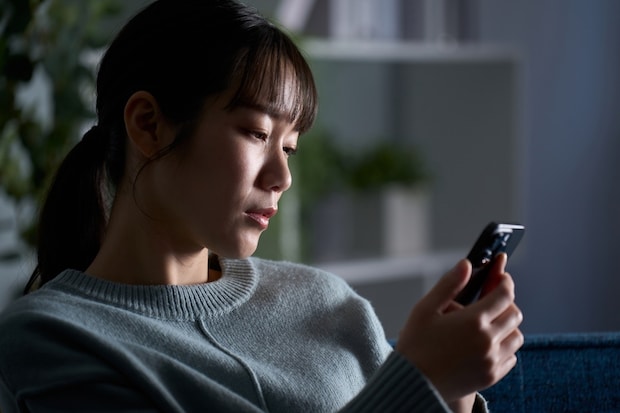 スマホ　女性　夜　ショック