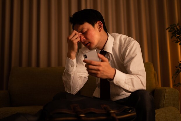 スマホ　男　部屋　夜