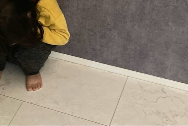 【尊すぎ…】3歳児の“かくれんぼ中の姿”→愛しさ満点で13万いいね「んもーぅ可愛い」「どこかなぁ？」