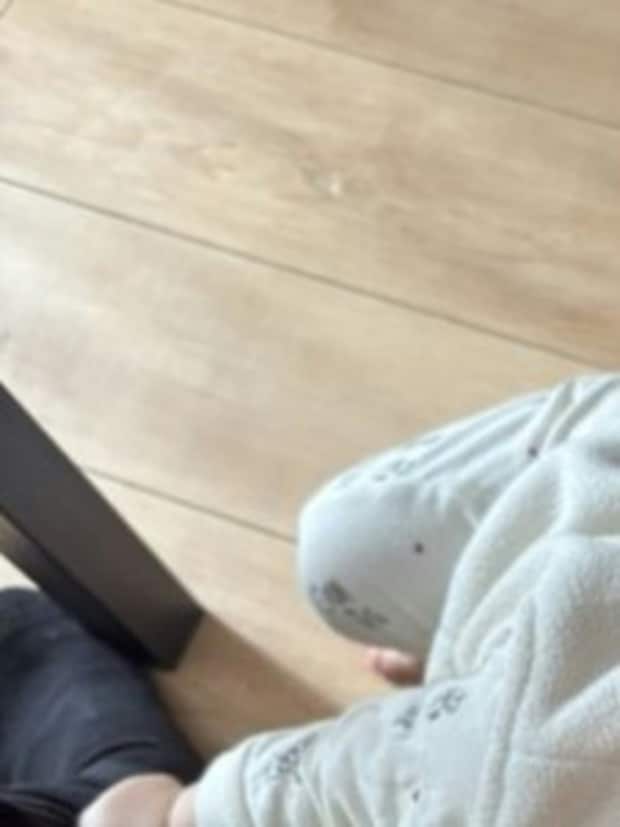 子どもが遊んでいるうちに「コーヒーでも…」→4児母の“足元トラップ”に4万いいね「天使」「いやん！」