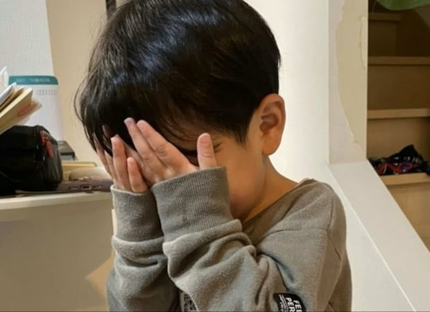 ドライアイスの煙見て「必死に顔を手で覆う」3歳→愛しい理由に12万いいね「かわいい」「心が洗われる」