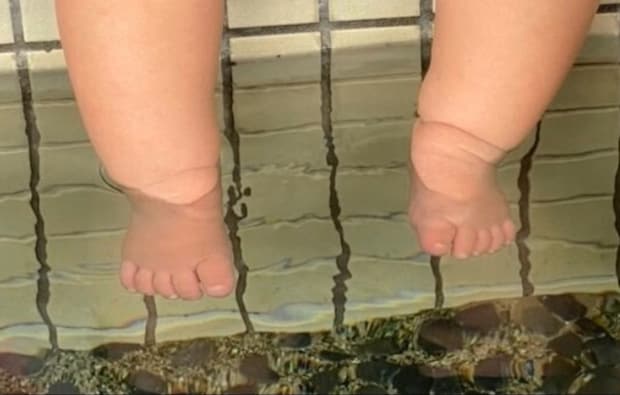 【座布団100枚】足湯でぽかぽか…娘の“あんよ”に母が放った→完璧なダジャレに10万いいね「最高」