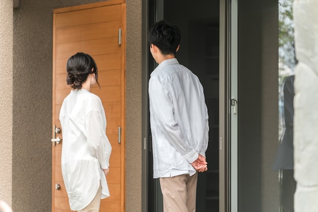夫婦　訪問　玄関