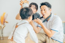 息子のかわいい写真、背景が「地獄の汚さ」→育児あるあるに9千いいね「ぼかしてもバレる」「わかるw」