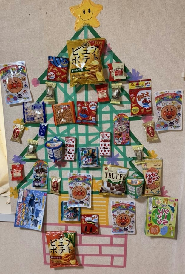 孫が大喜び！義母作“お菓子のツリー”が【天才】3.1万いいね「素敵」「子どものツボを知ってる」