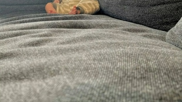 夫「今、すみっコぐらし来てる」→ソファーにいた、尊すぎる存在に12万いいね「ガチのすみっこ」