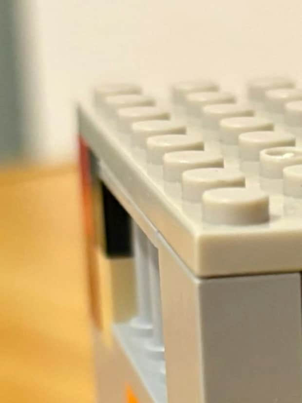 レゴでシルバニアの家を作ろうとした母→【治安が悪い家】完成して1万いいね「看守いる」「見てみたい」