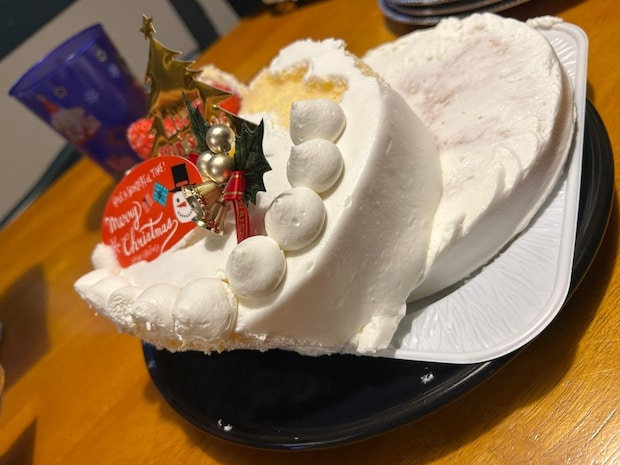 夫が持ち帰ったXmasケーキ、箱を開けたら“逆に芸術”→写真に4万いいね「暫定優勝」「話のネタに」