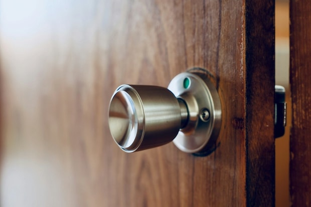 2歳児がトイレを占拠し「有料化宣言」→面白ルールに7万いいね「絶妙な値段」「PayPay使えるのw」