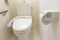 2歳児がトイレを占拠し「有料化宣言」→面白ルールに7万いいね「絶妙な値段」「PayPay使えるのw」