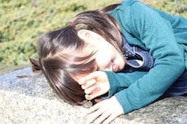 【衝撃】わざと転んで泣かされたフリをする子→小2娘の友達女子がヤバい｜小2のお友達トラブル