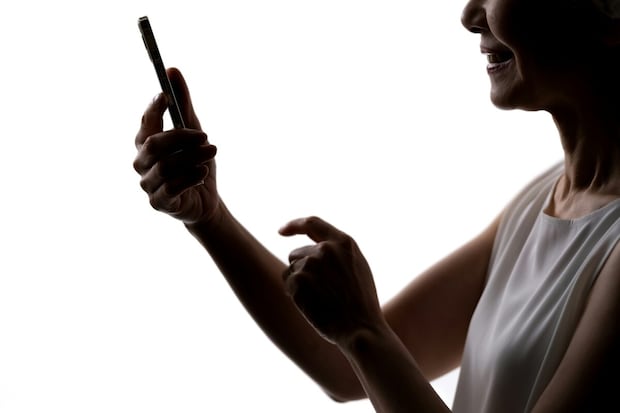 SNS　暗い　女性