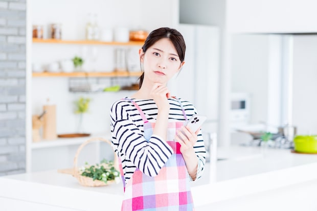 　悩む　主婦
