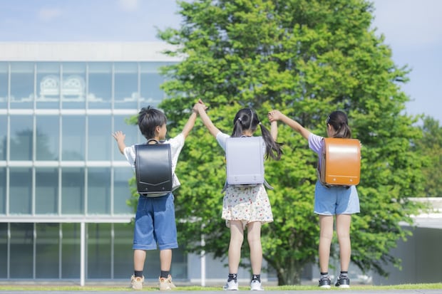 女子　手をつなぐ