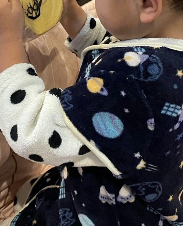 「また真ん中食べたな～！」3歳児が父を疑い→手元にある食べ物に3万いいね「発想が豊か」「パパ濡れ衣」