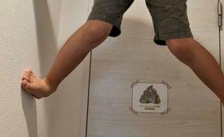 「声出た」自宅トイレ前に現れた“衝撃キャラ”→1.5万人が笑った息子の姿に「やりたいのわかる」