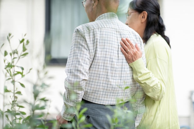 60代　背中　女性　庭