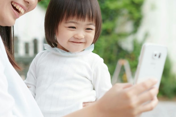 写真　幼児　スマホ