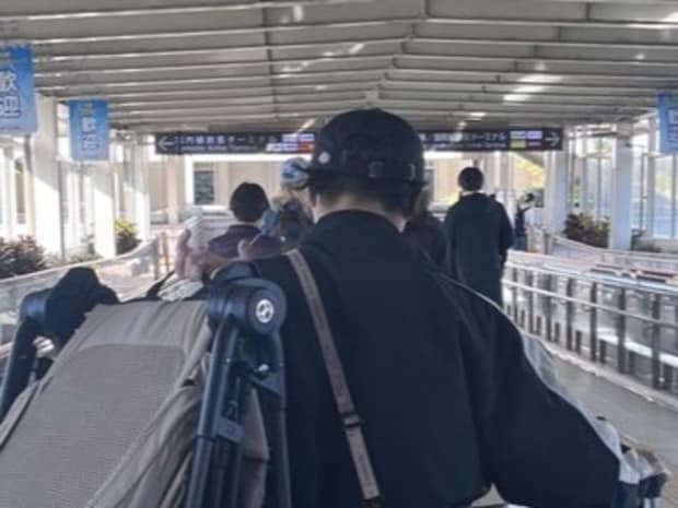 「惚れ直す…」赤ちゃん連れ旅で“荷物全部持つ夫”の姿が話題に!2.8万いいね獲得の最強パパ