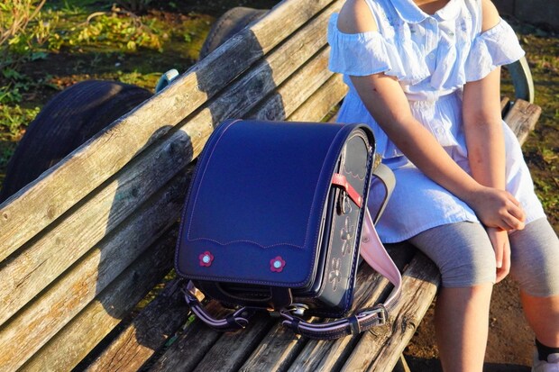 子ども　夕方　背中　女の子