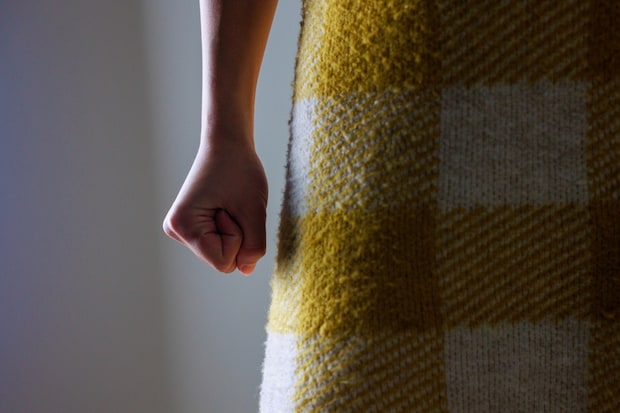 悔しい　手元　女性