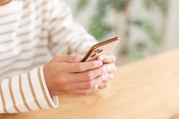女性　スマホ　手元