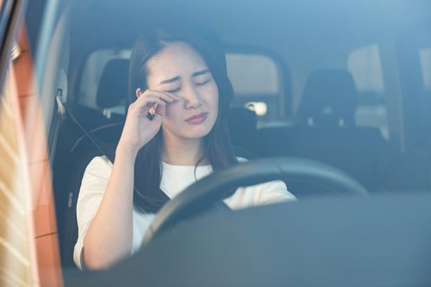 女性　車　運転