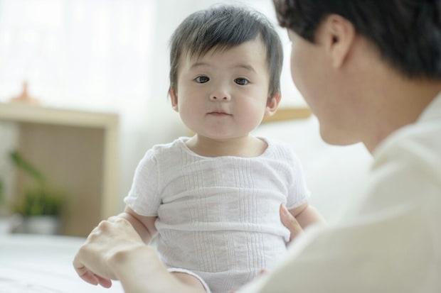 笑った赤ちゃんに興奮した夫→「ねえ!」独特の表現に4900いいね「びっくりするよね」