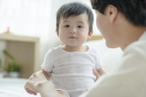 笑った赤ちゃんに興奮した夫→「ねえ！」独特の表現に4900いいね「びっくりするよね」