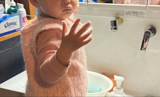 【爆笑注意】1歳児の珍行動に親絶叫！洗面台ショットが7千いいね「プロの風格」「育児あるある」