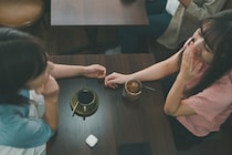 マイホームの真向かいに住むママ友、明るさの影に見え隠れする“違和感”｜フレネミーママ友